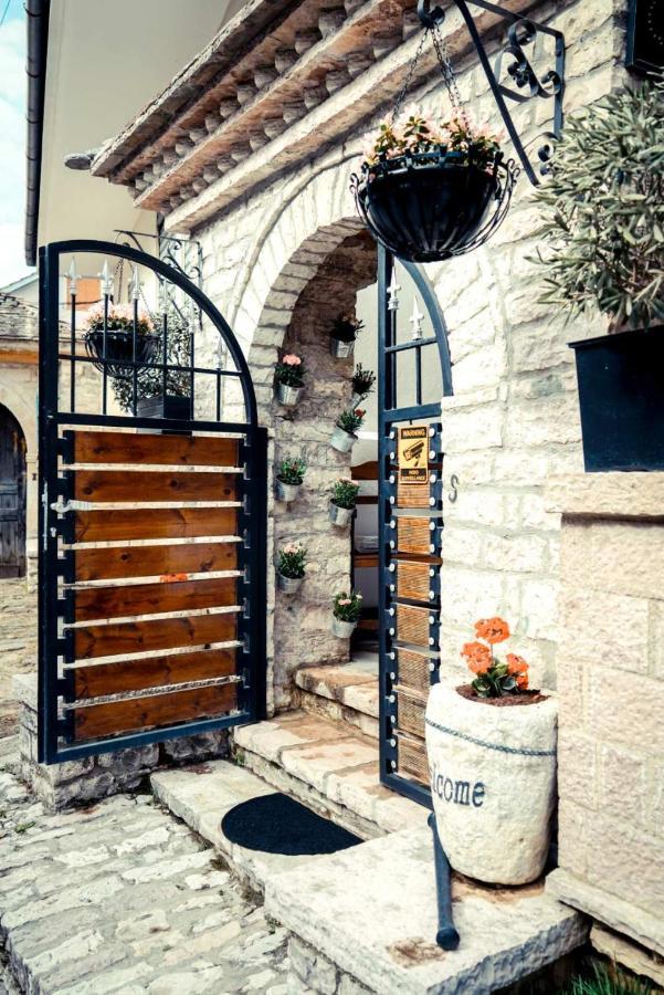 Hotel Domino Gjirokastër Exteriör bild
