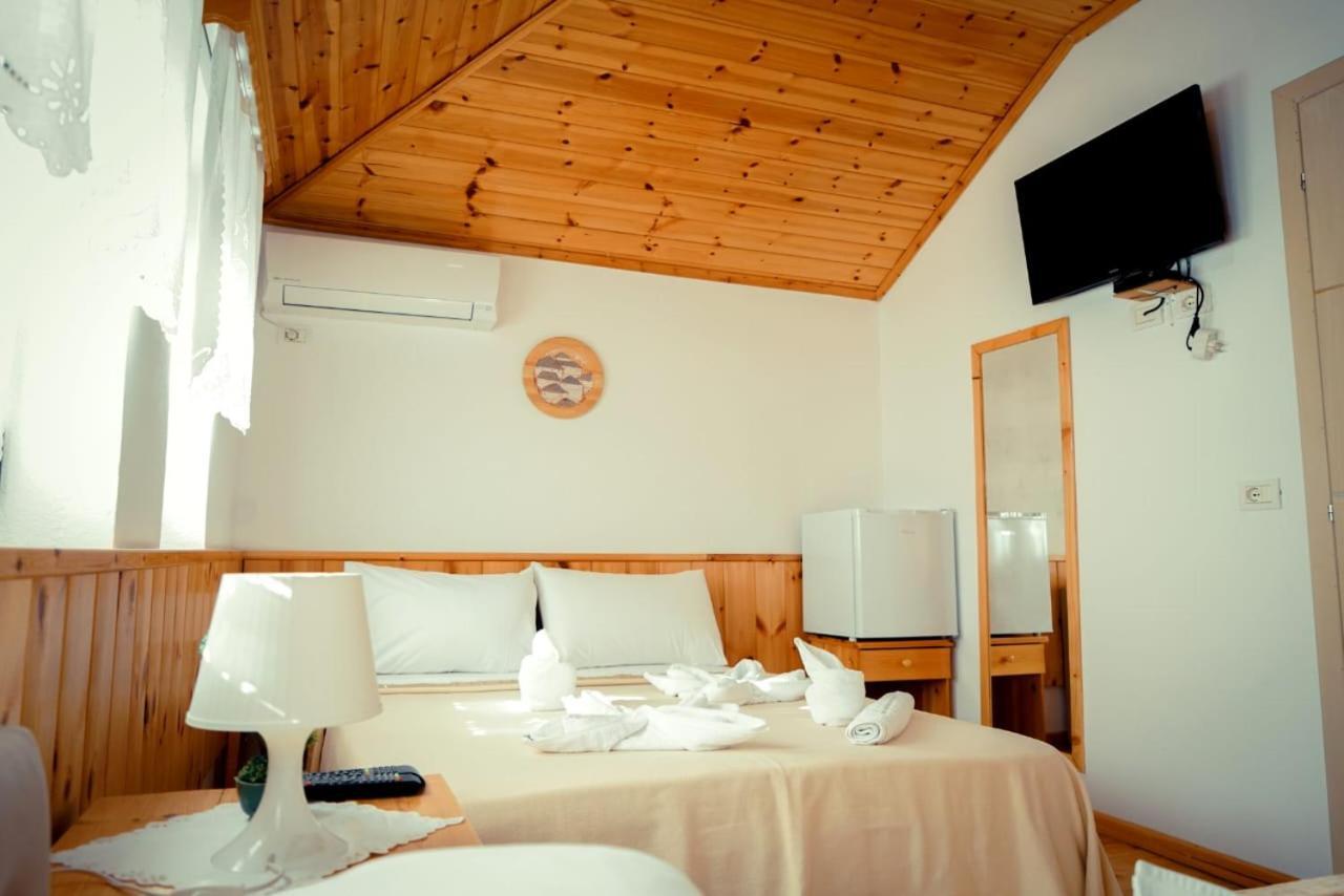 Hotel Domino Gjirokastër Exteriör bild